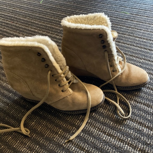 Jcrew boots with Sherpa lining - Picture 2 of 2
